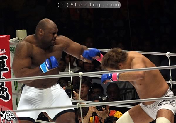 [img] Bob Sapp kicking ass [45 K]